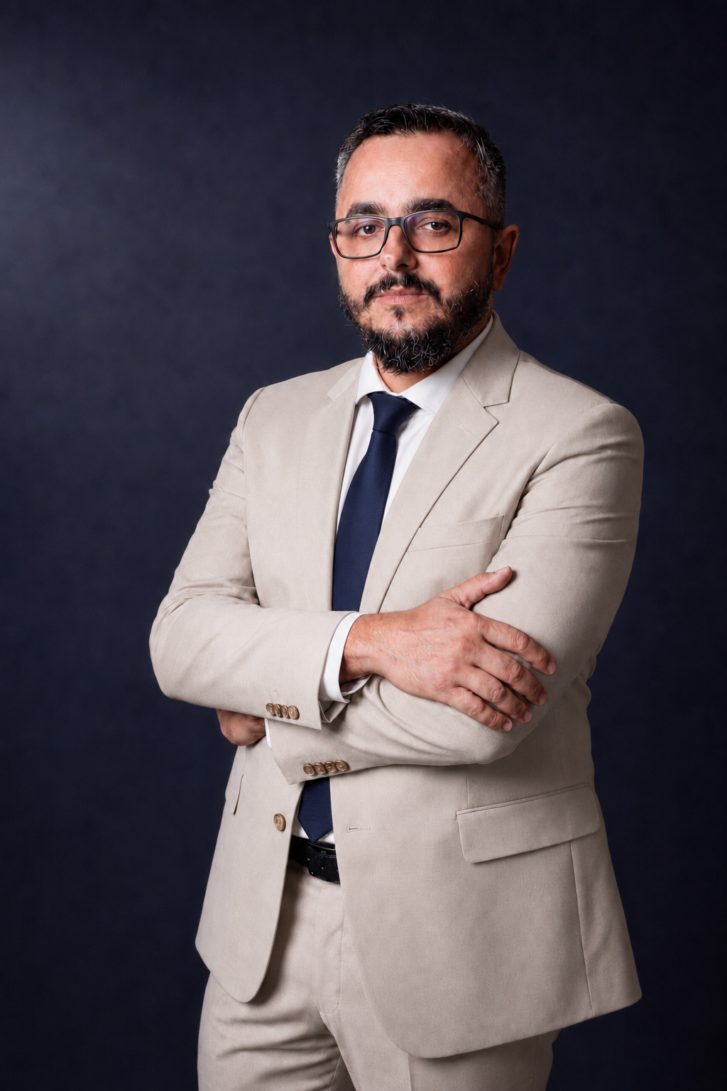 Retrato profissional do Dr. Eric Tavares usando terno creme